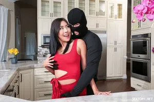 Nữ y tá lành nghề giúp bệnh nhân xuất tinh