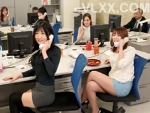 Một cô sinh viên người Mỹ gốc Hoa gợi cảm đeo kính đang lướt Internet trên giường và được bạn trai yêu cầu bú cặc và quan hệ hậu môn gợi cảm của cô từ phía sau Nguồn: @swaglive