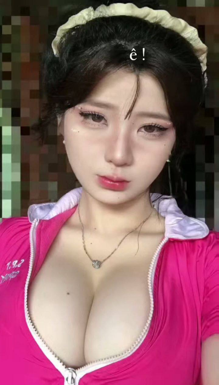 Nữ phát thanh viên Tik Tok bị bệnh phụ khoa có mùi hôi và làm việc trong tình trạng đầy nước mắt. Kiếm tiền không phải là chuyện dễ dàng.