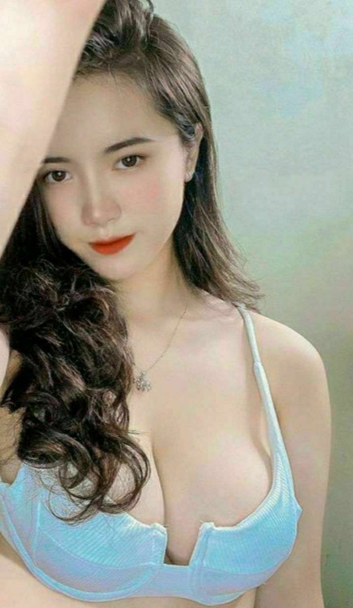 Một cô gái có khuôn mặt xinh đẹp và hình xăm trên chân, mặc đồ gợi cảm, đang thổi kèn và quan hệ tình dục một cách mạnh bạo...